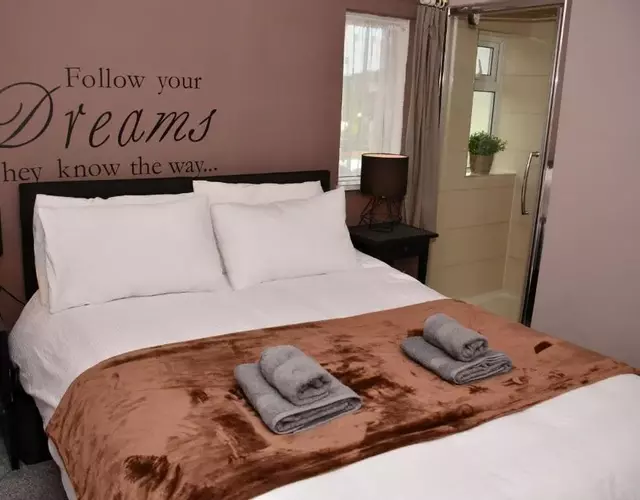 1FG Dreams Unlimited Serviced Accommodation- Staines - Heathrow