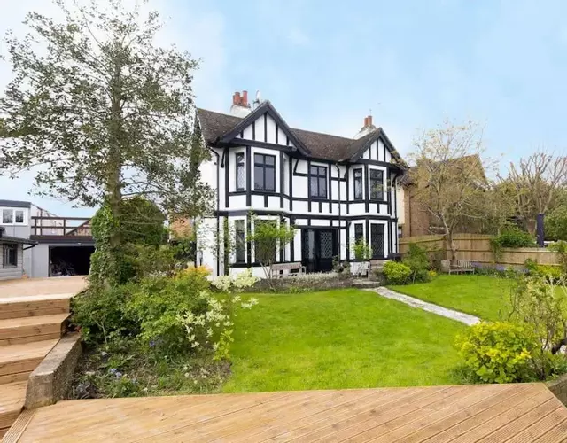 Large River Side Property offering 8 bedrooms