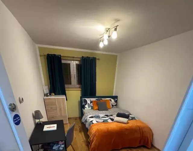 Spacious En-Suite Rooms & Off-Suite Rooms Near Hospital and Shops