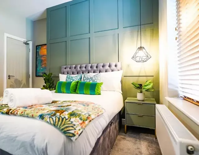 Studio 44 - Spacious Studios - City Centre Location - Contractor Friendly - Free WiFi - Smart TV - Desk Space - Well Designed - Communal Garden