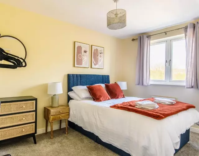 Charming & Spacious 3BR With Private Parking Near Ipswich