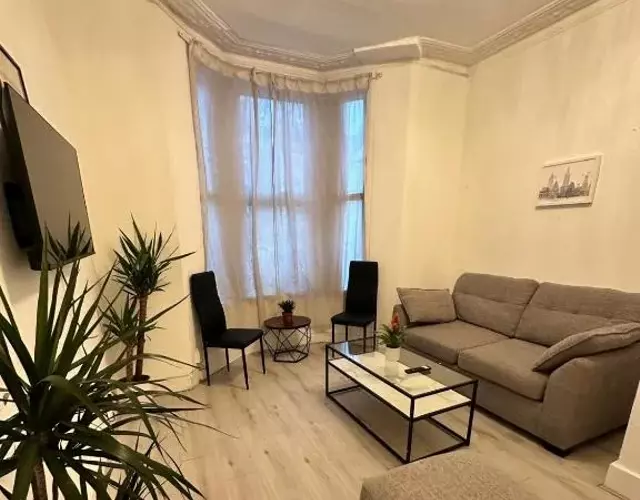 3 bedroom flat Millais rd