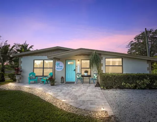 Nautical 3-Bedroom Hideaway only 10min to the Beach!