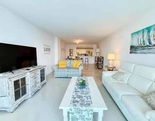 1 SPRING PROMO - Sunny Isles Seaview Condo, Walk to Beach, Amazing Amenities