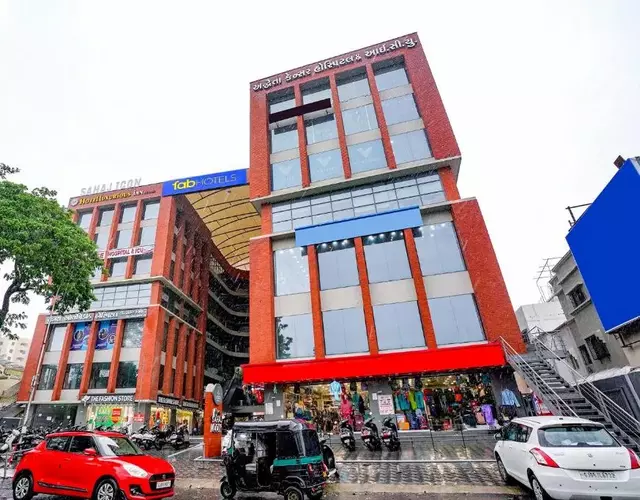 FabHotel Luxurious Inn - Near Prime Arcade