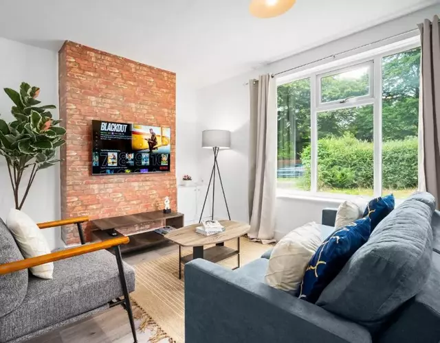 Stylish 3 Bedroom Home - Garden - Parking - Fast WiFi - 215R