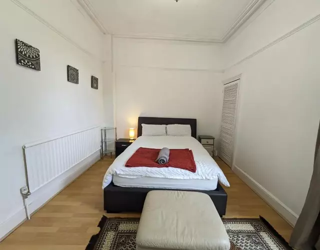 Ensuite basic room budget Sketty 5