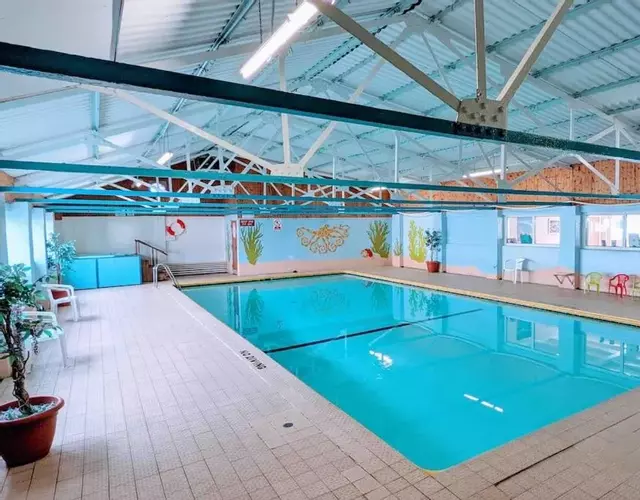 Immaculate Gower Getaway with Pool & Facilities