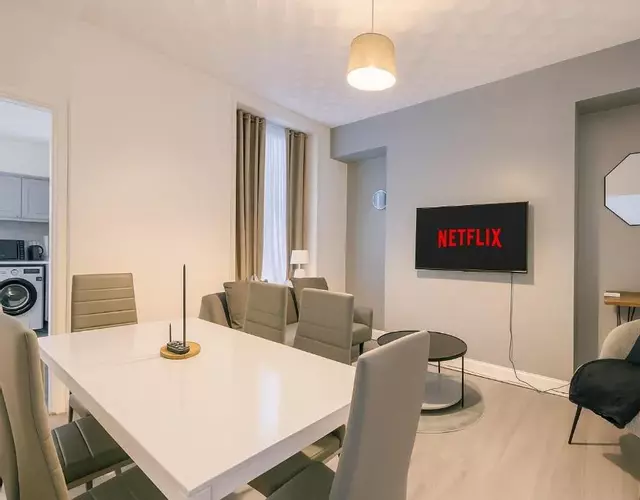 Stunning 5 Bedroom Home in the Heart of Swansea - Snooker Table, WiFi & Parking!