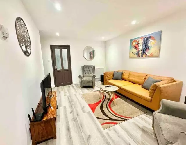 Swindon Large 3 Bedroom house Parking, Garden