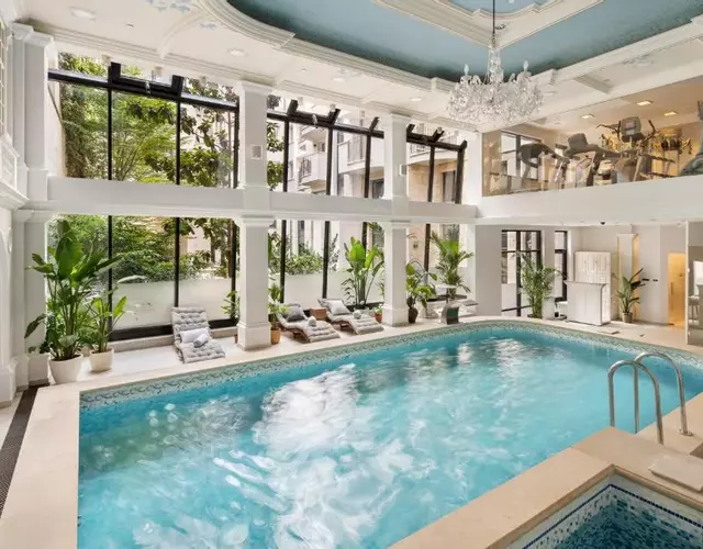 Queen's Court Hotel & Residence