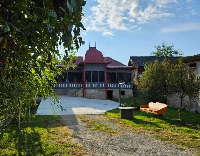 CĂSUȚA BUNICII CU PRISPĂ