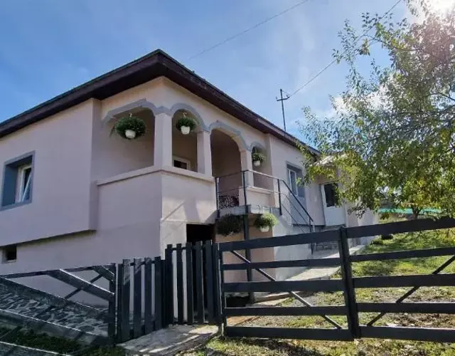 Casa bunicilor- liniștea prispei, răcoarea beciului și aerul poianei