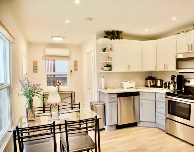 Cozy Home Conveniently Located with King Bed