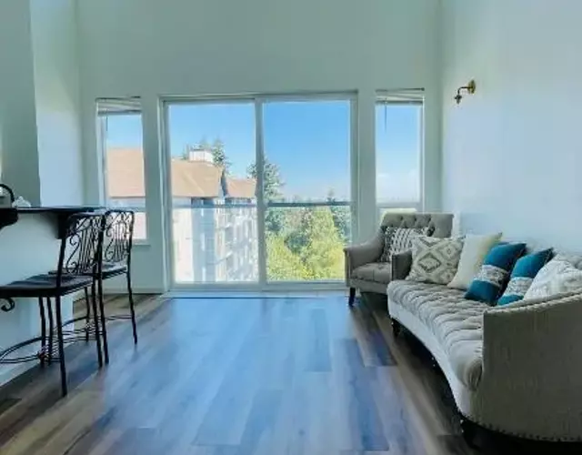 Renovated Apartment -with Stunning Windows