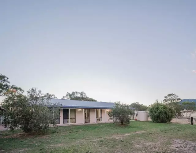 Spacious 4-Bedroom Rural Retreat in Moonbi & Bring Your Horses!