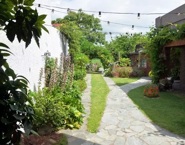 Casa c/amplio jardín, garage y parrilla.