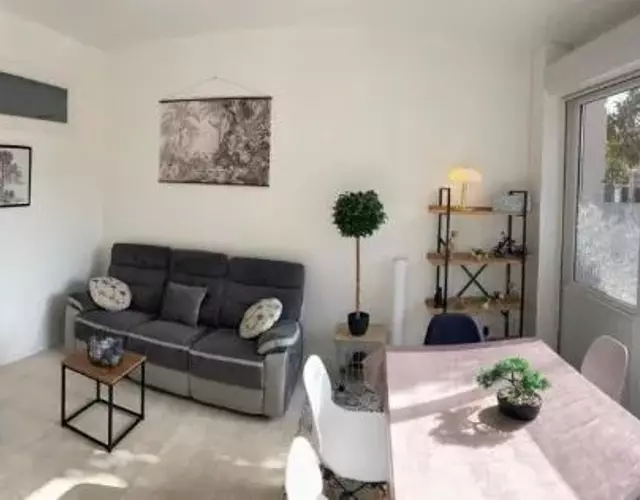 Chambre privée face à la gare