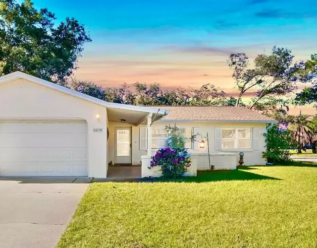Easy BNB Close to Beaches, Billiard,Ping-Pong Table, Lanai, Fire Pit, BBQ, Patio, Back Yard
