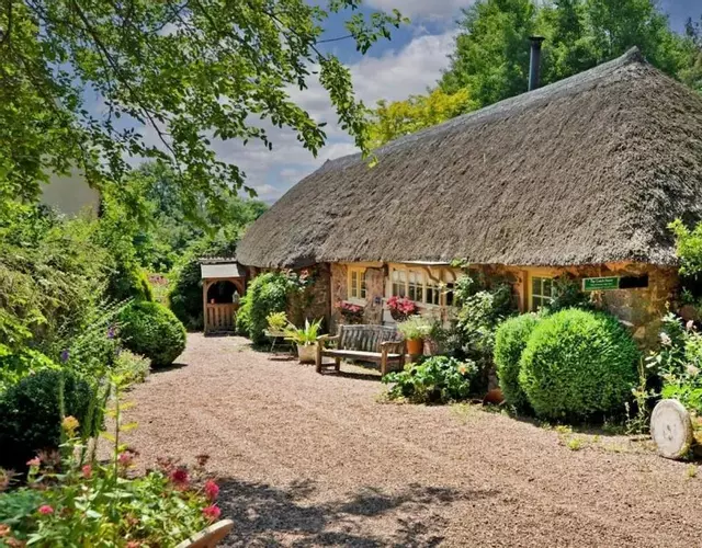 Idyllic English Thatched Cottage - The Coach House