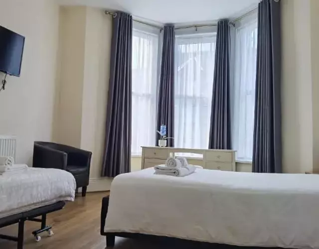 Entire 2 bedroom Apt in central location, Newly Refurbished