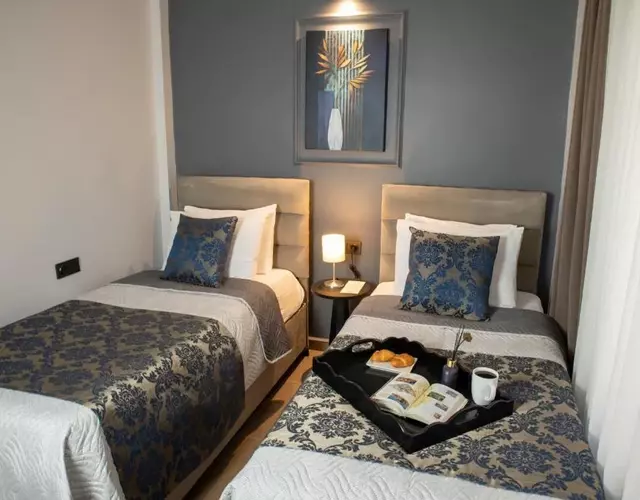 12 rooms hotel