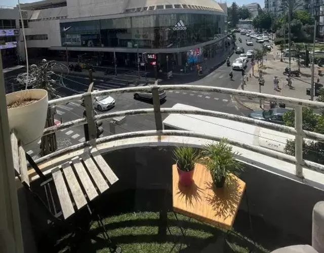 כמו חדר במלון מרפסת חניה פרטית