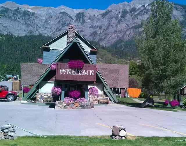 Twin Peaks Lodge & Hot Springs