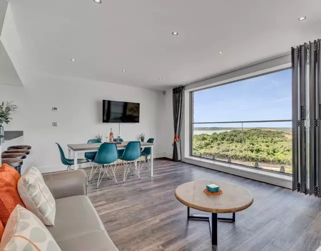 7 Waterstone House - Luxury Apartment Overlooking South Beach, Tenby