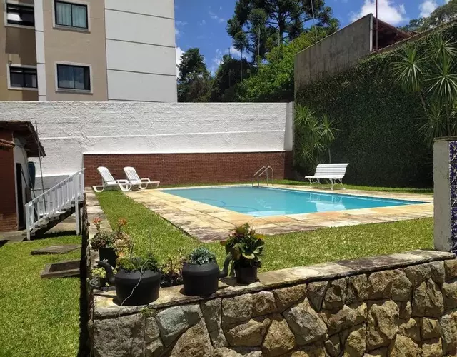 Espaço com piscina em Teresópolis.