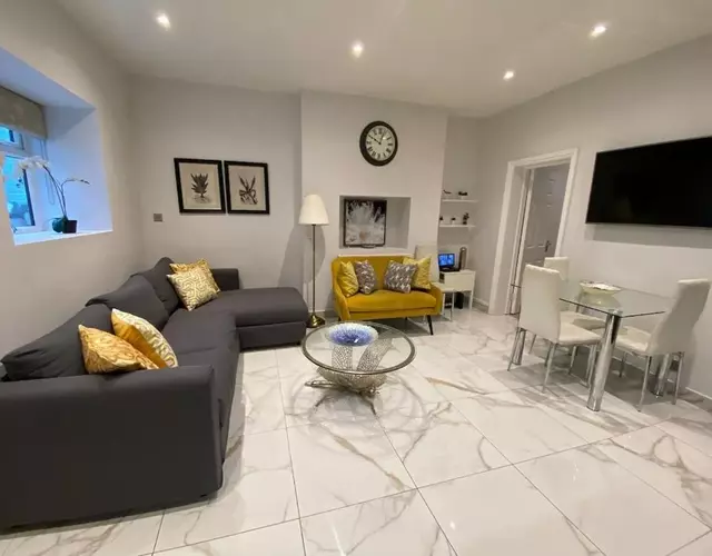 New Elegant 2 Bed flat in Chiswick