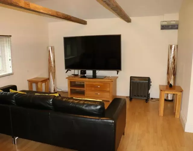 The Lodge - 2 acres of garden with hot tub and fire pit and BBQ