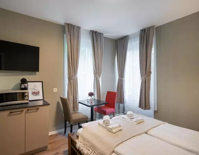 BetweenLakes Studio grd floor east