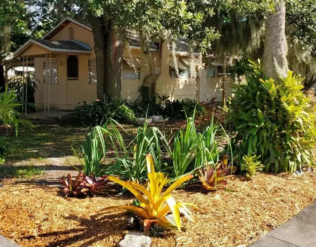 1 Beige Cozy Bungalow or 1 White Cozy Efficiency Cottage in Titusville