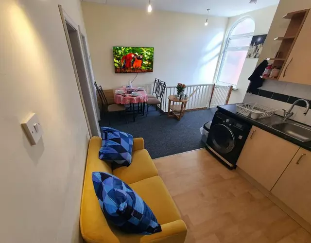 2 Bedroom Flat Free Parking Fast Wi-Fi Self Check-in Visit Manchester Oldham Bury