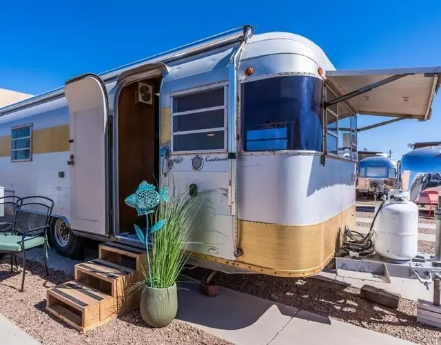 SS Mindy - A Unique Tombstone Stay