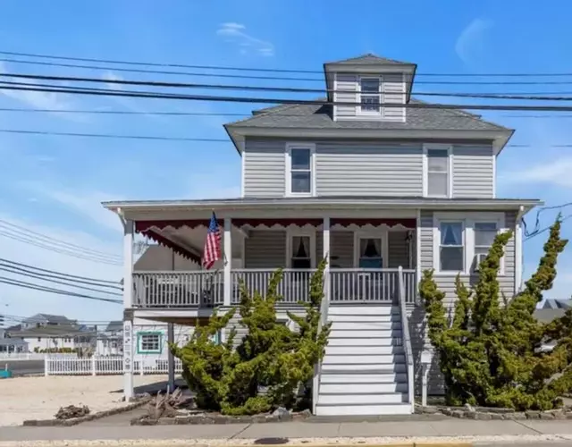 3 Bedroom 2 bath Beach House condo- 10 houses from the beach walk to the beach