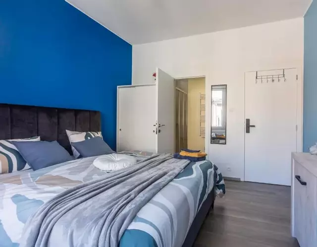 Chambre de luxe MADRID a LIEGE Sale de bain privée 1er étage check in autonome cuisine partagée