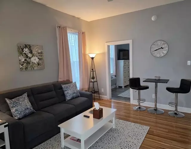 Relaxing Downtown 1 Bed, Dog Friendly Apartment with Deck, Dog Exercise Area