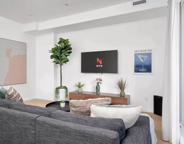 Spacious 2BR near UofT and College