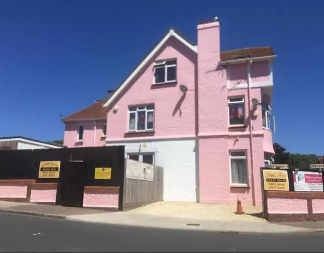 Paignton seafront Apartment with Private Garden ,FREE Private Car Space FREE WIFI ,No kitchen but Fridge Tea coffee Towels YES Double & Single bed YES Reception to help you YES Opposite the Beach Yes