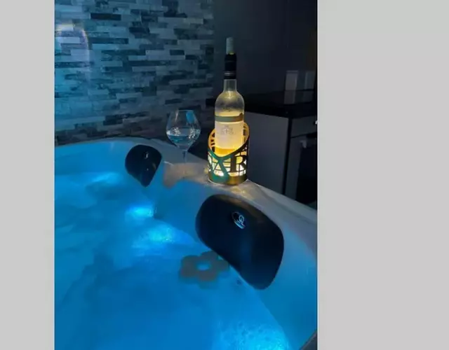 Joli T2, jacuzzi, lit rond, jardin, parking privé, métro