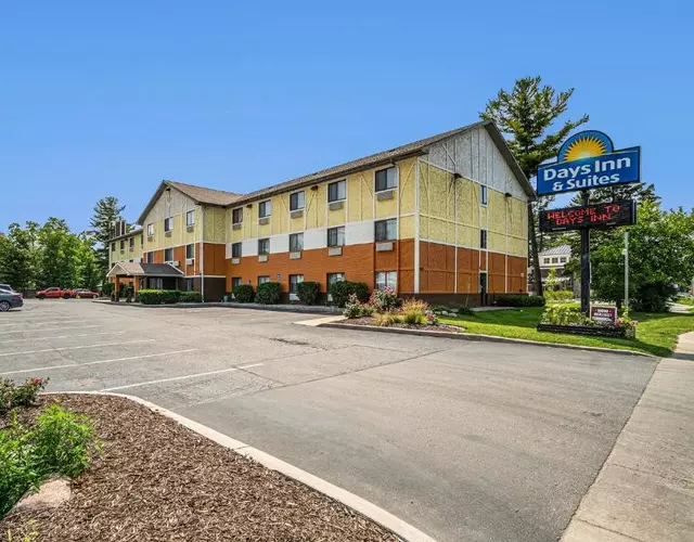 Days Inn & Suites by Wyndham Traverse City