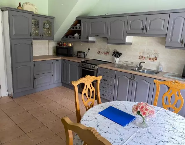 4 bedroom, 7 single beds, with free parking & wifi near new walkway