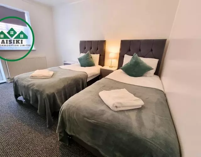 Aisiki Stays Apartments at Harwoods Road, Multiple 2-Bedroom, Pet-Friendly Flat, King or Twin or Double Beds, with Free Wi-Fi & Parking Space