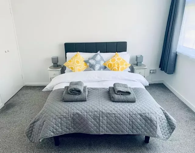 Aylesbury Apartment for Contractors and Holidays - FREE Parking for cars and vans