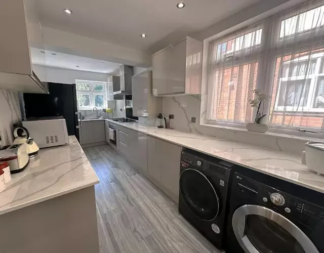 Luxurious House in Luton with free parking