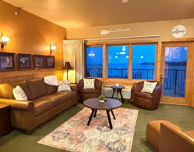 Amazing Superior Lake View Condo and Heated Pools