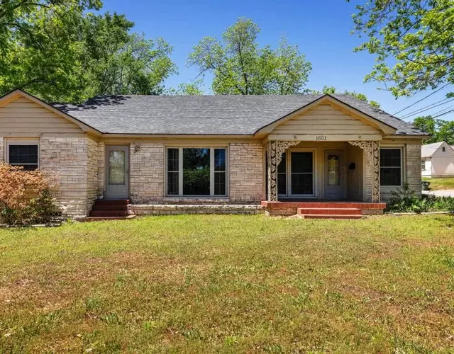 Bungalow on Outer Dr