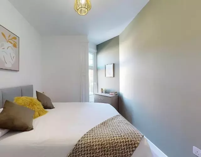 Riya Apartments - 3 Bedroom, 5 beds, 1 Bathroom, Fast Wifi, Sky Sports, Free Parking, 20 PERCENT OFF LONG STAY -See our site for assurance